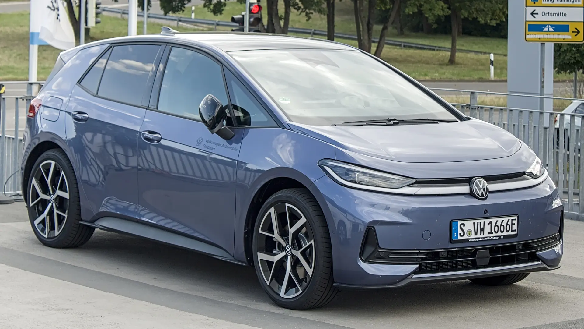 Een blauwe Volkswagen ID.3 Neo, schuin van voren, op een parkeerplaats