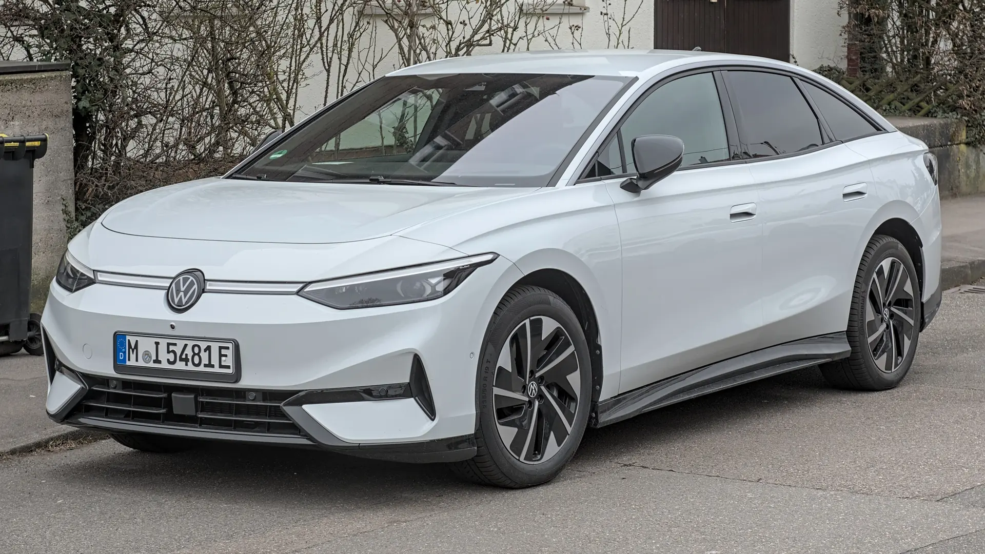 Een witte Volkswagen ID.7, schuin van voren, op een parkeerplaats
