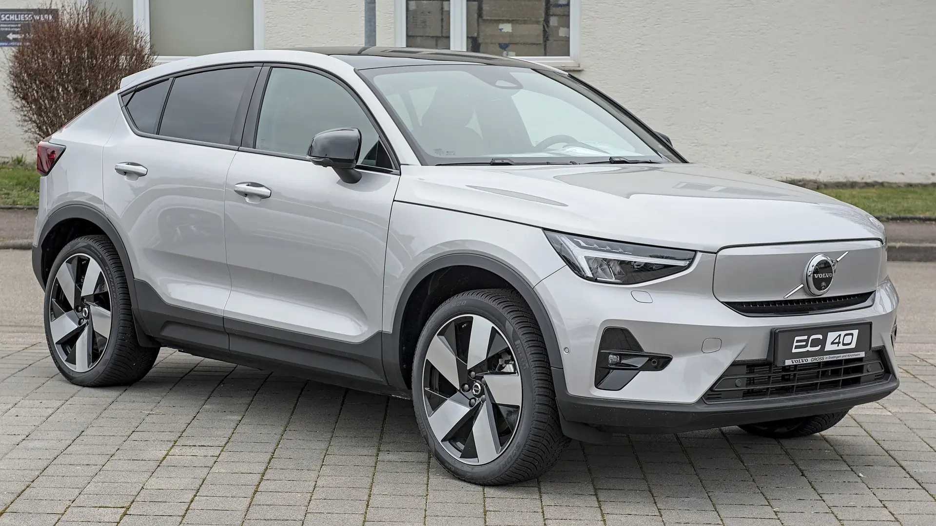 Een zilvergrijze Volvo EC40, toen nog C40 Recharge genoemd, schuin van voren op een parkeerplaats