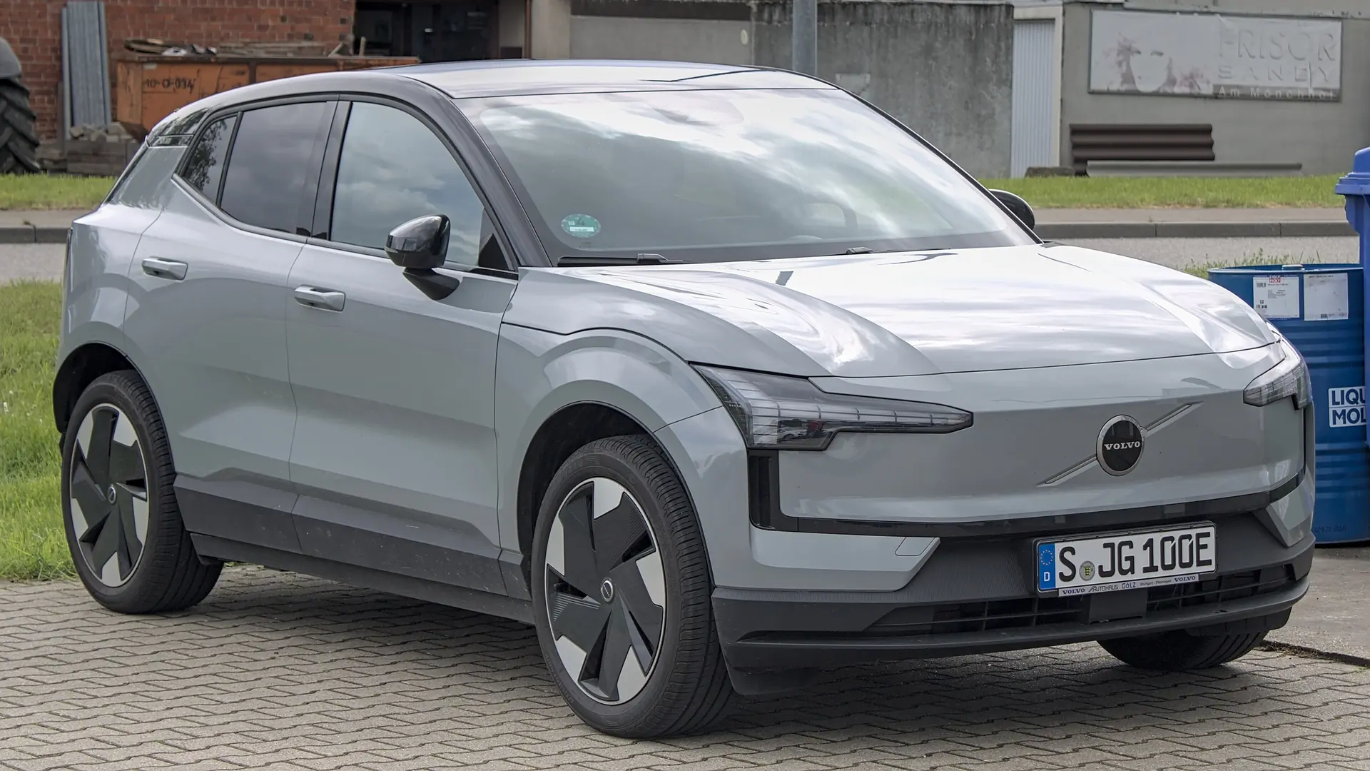 Een grijze Volvo EX30, schuin van voren, op een parkeerplaats